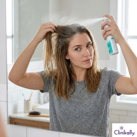 women using dry shampoo for oil control
